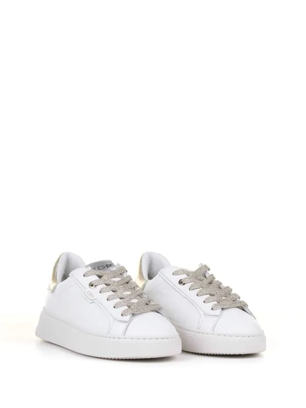 White sneaker with laminated leather heel