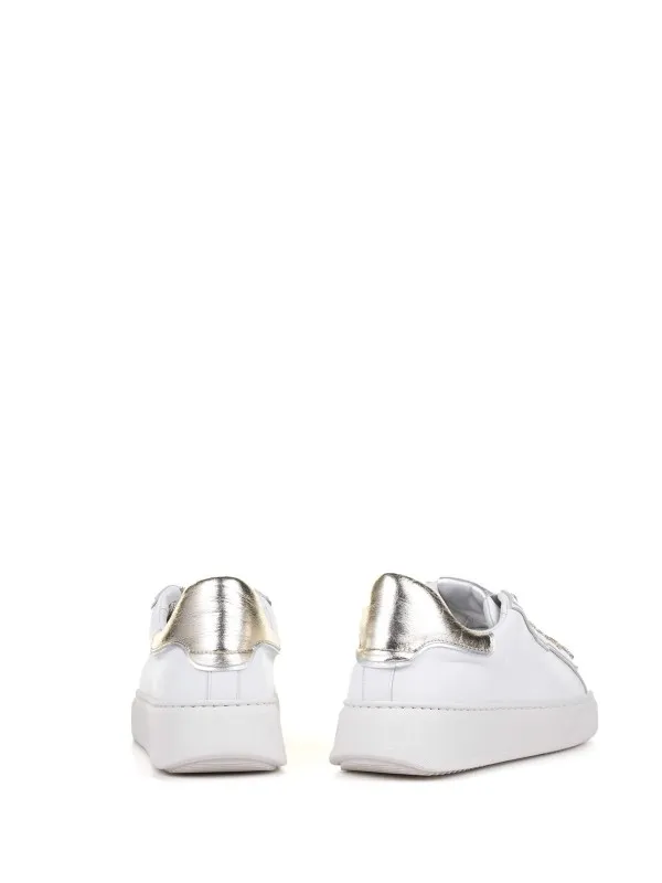 White sneaker with laminated leather heel